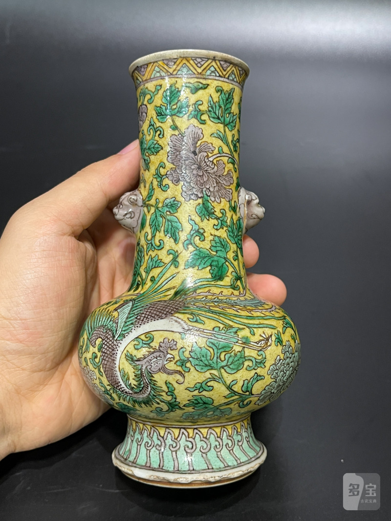 清康熙 黄地素三彩凤穿花牡丹纹铺首瓶 - 图6